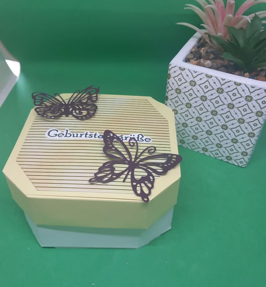 Achteck box