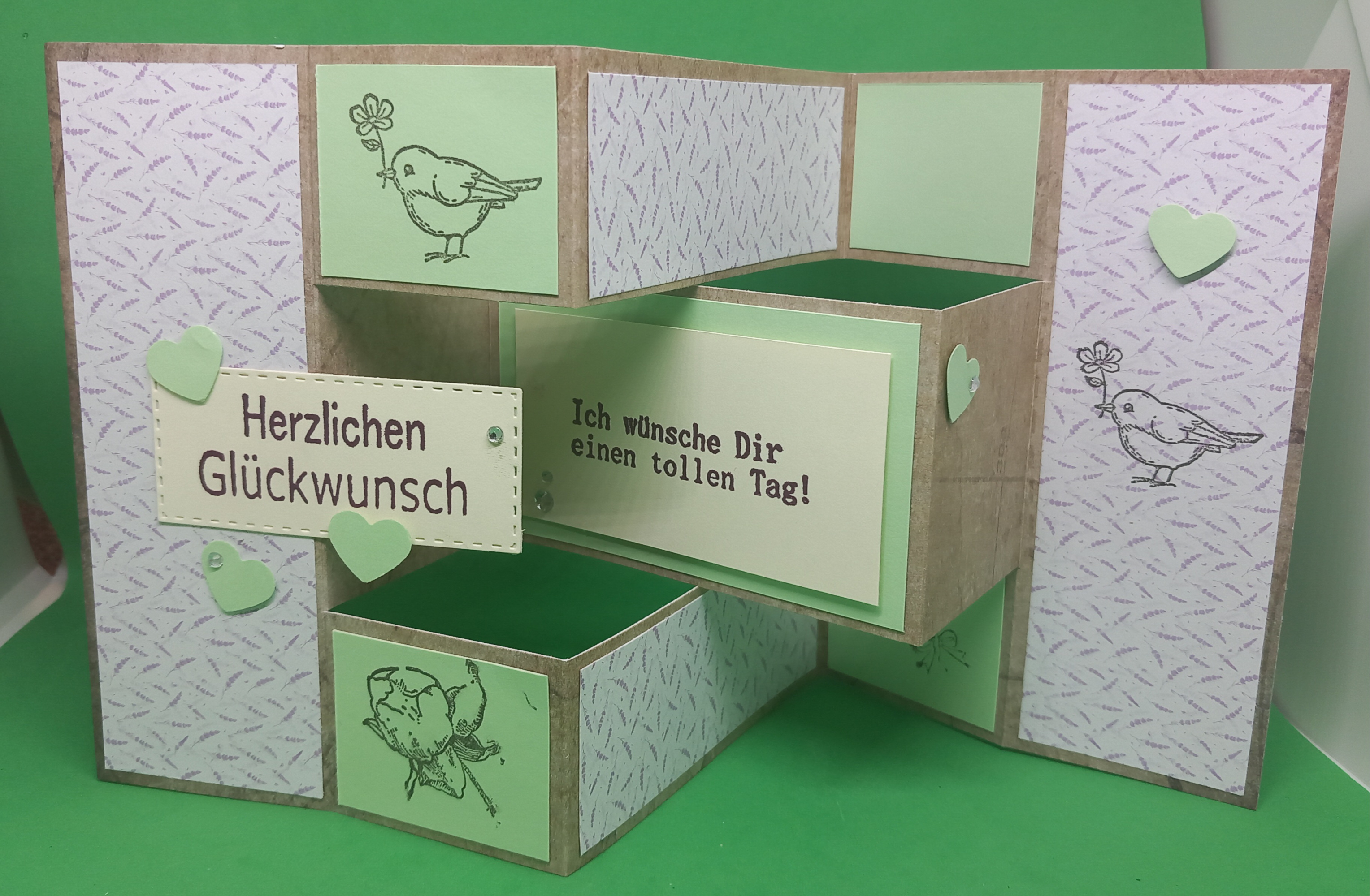 Tri fold shutter braun aufgeklappt